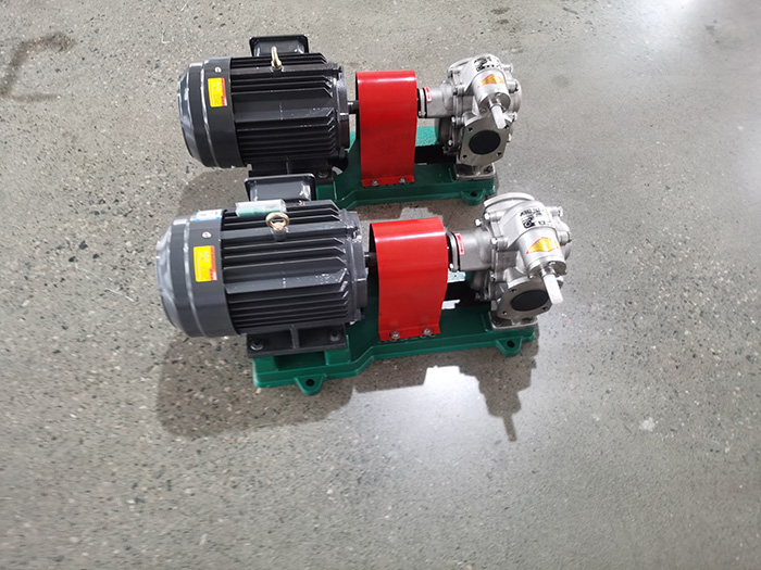 Why do you need to fill the oil when using the gear pump